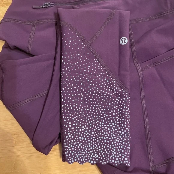 Lululemon Scallop Leggings!!! Size 4! - Picture 7 of 10